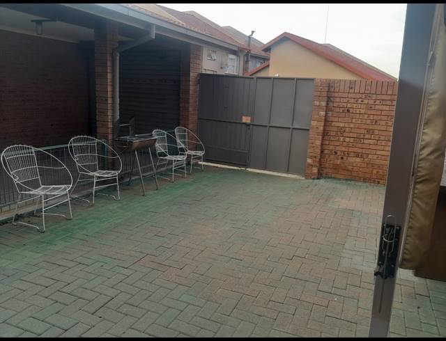 2 BEDROOM TOWNHOUSE FOR SALE IN BO-DORP